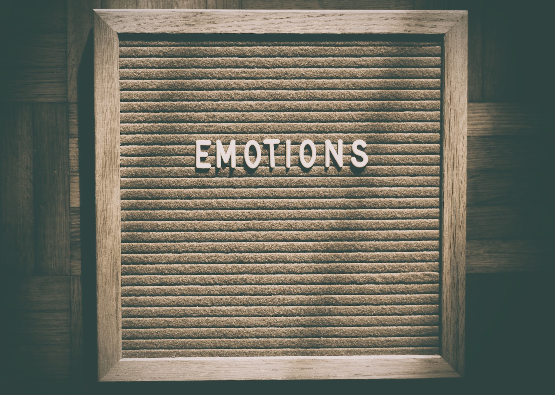 Miért fontos az érzelmi intelligencia az MI által uralt mai világban?
