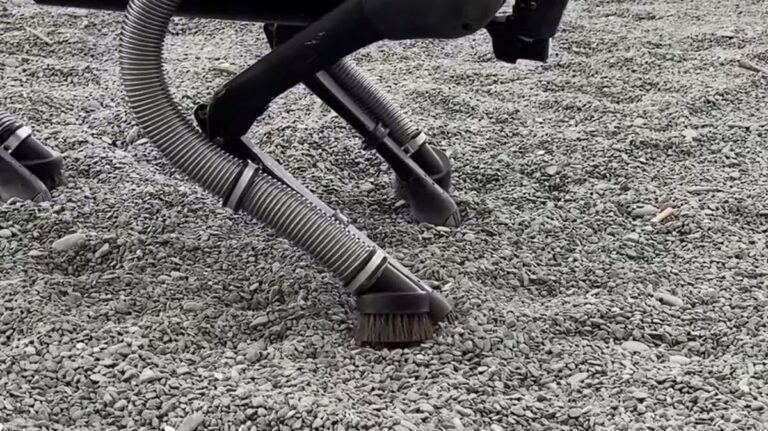 Robotkutya takarítja a strandot