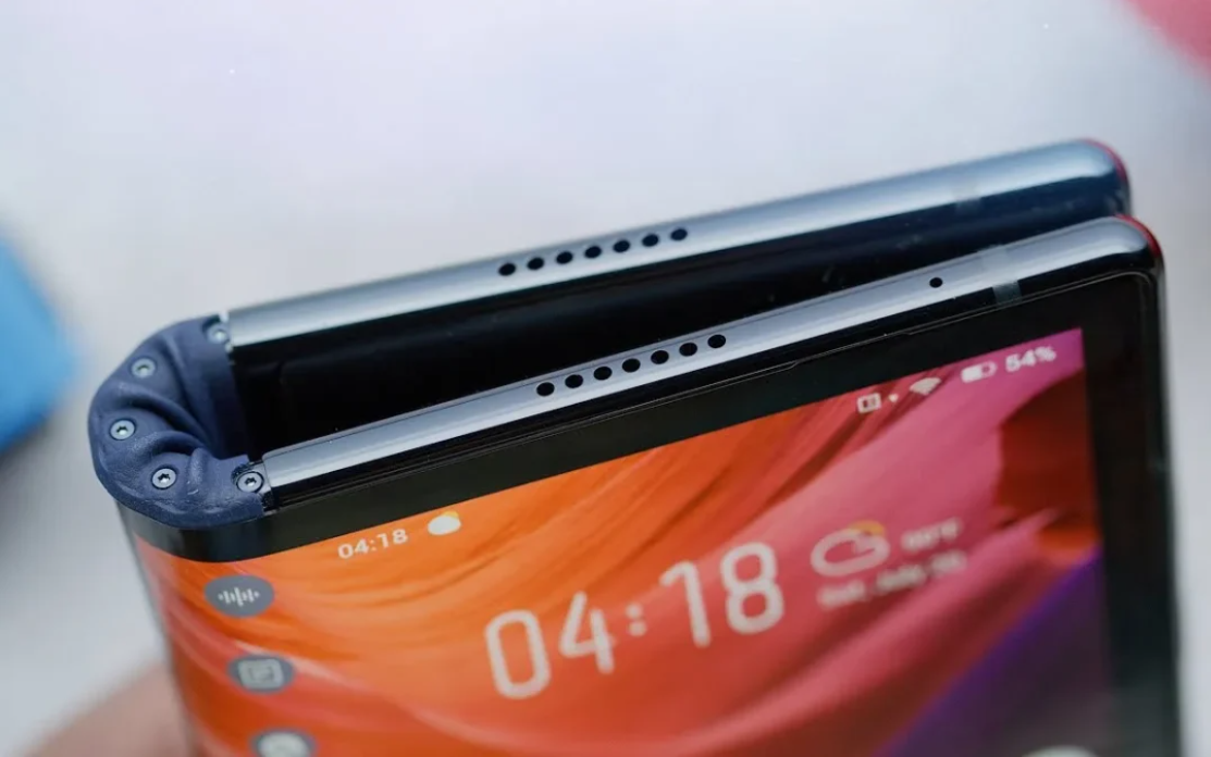 Mindent borít jövőre az Apple: ősszel jön az első hajlítható iPhone