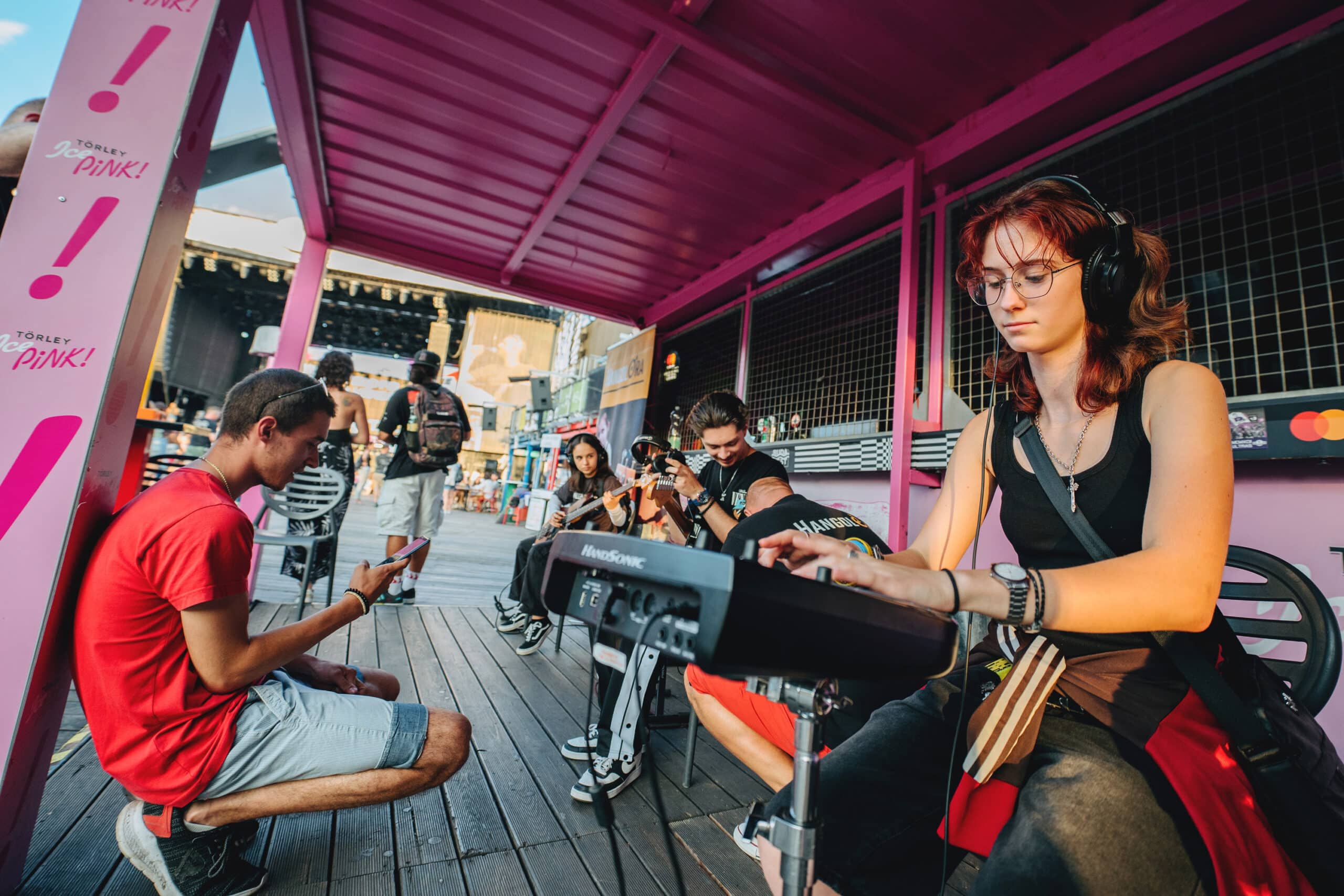 Miért nehéz abbahagyni a folyamatos görgetést? Komoly szorongást okoz a Z-generációsoknak a közösségi média.