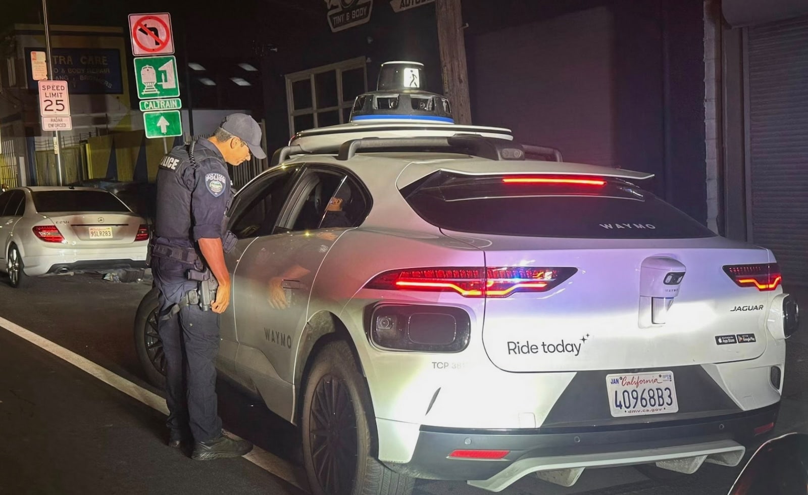 Vezető nélküli autót állított meg a rendőr - megúszta a bírságot