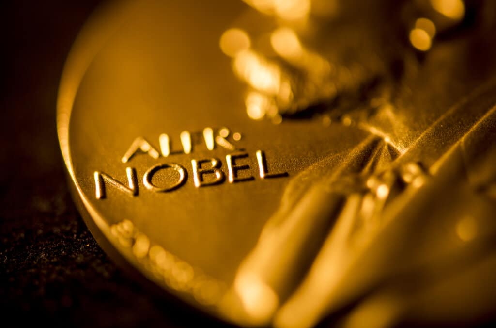 Clarke, Devoret és Martinis a "makroszkopikus kvantummechanikai alagúthatás és az energia kvantálása elektromos áramkörben" című felfedezésükért kapták a díjat.