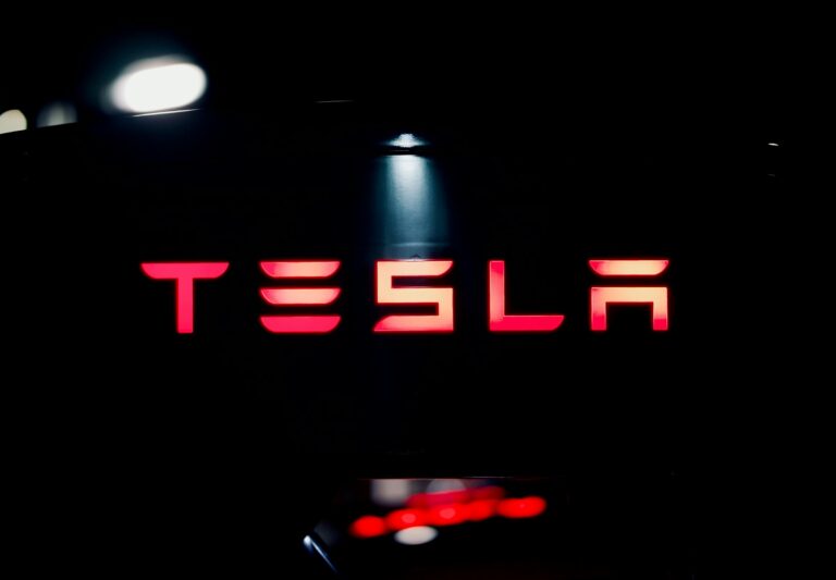 Elon Musk lehet a világ első ezermilliárdosa – a Tesla részvényesei jóváhagyták fizetési csomagját