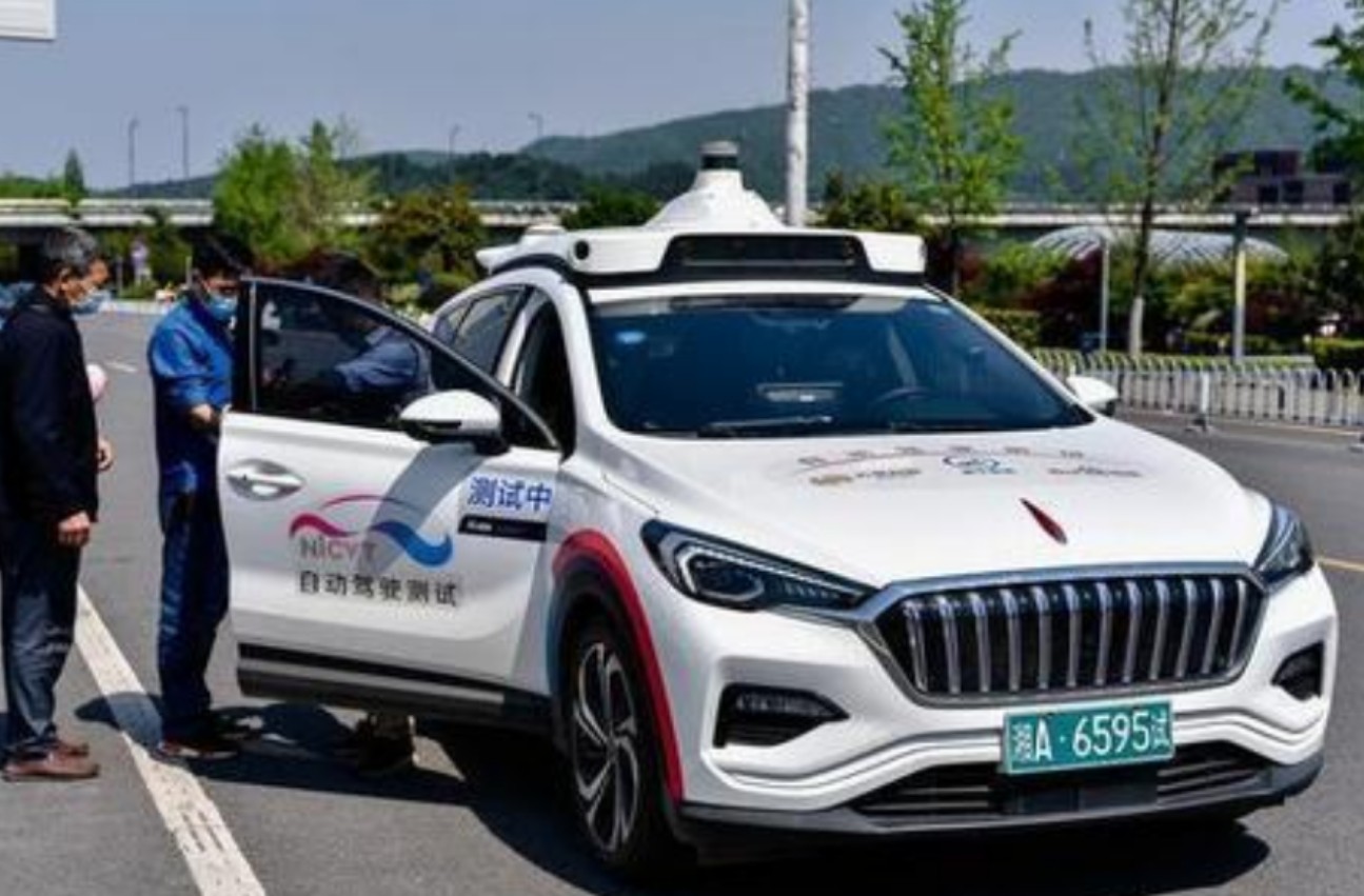 Gyalogosokat gázolt a Baidu robotaxija, óriási káoszt okozott az utcán