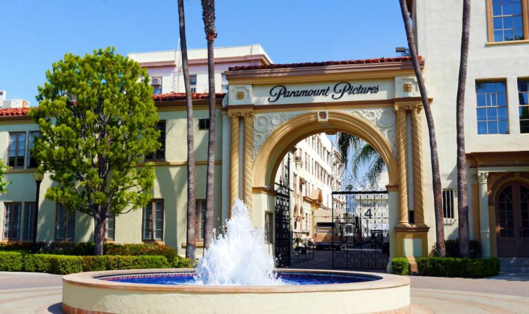 Százmilliárdos ajánlatával mindenkit meglepett a Paramount