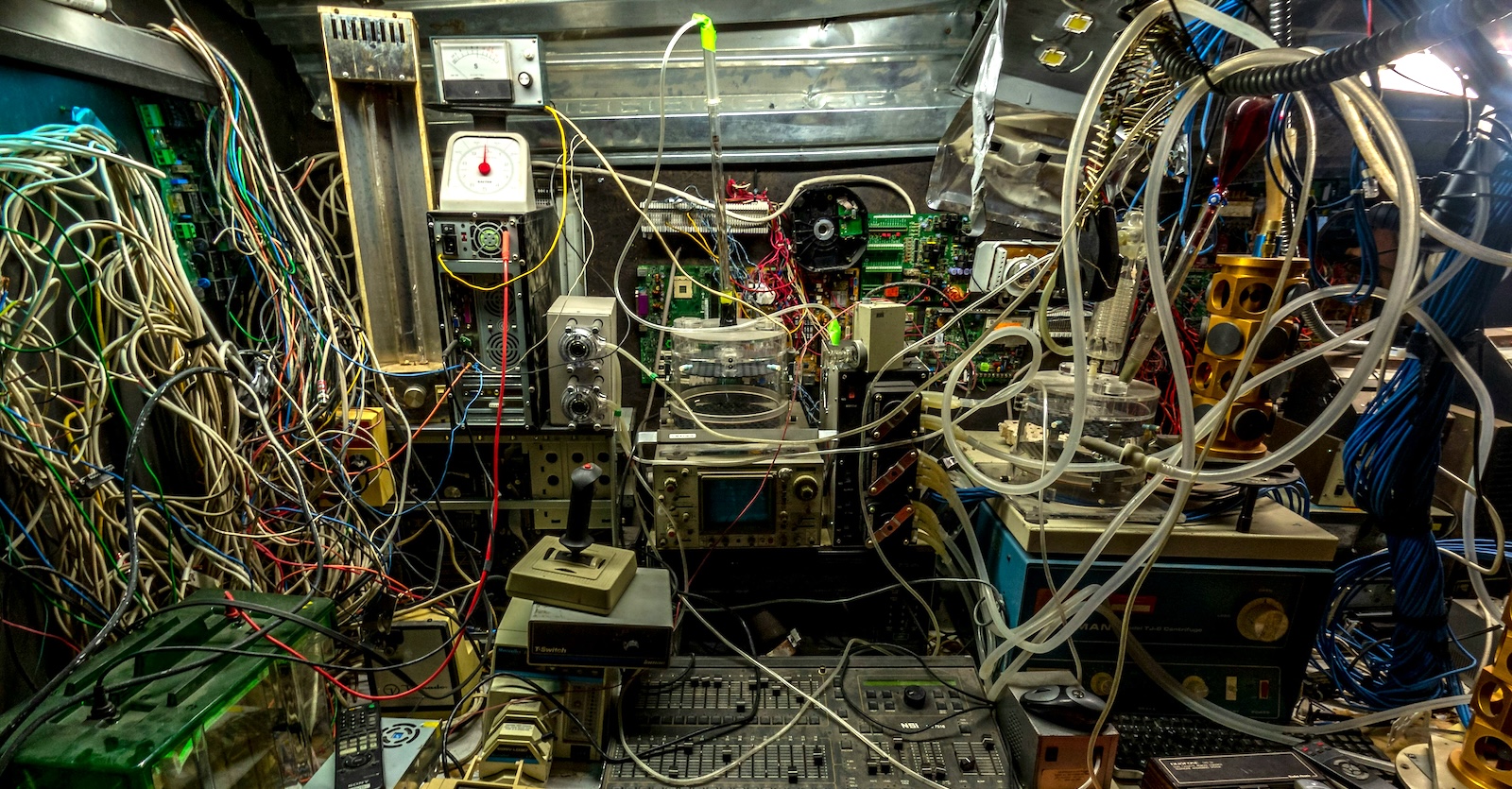 Ömlik a "tudományos" hulladék, alakul az MI-káosz