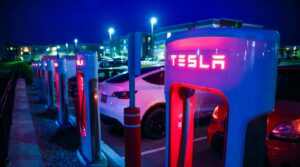 Csak előfizetéssel lesz önvezető a Tesla